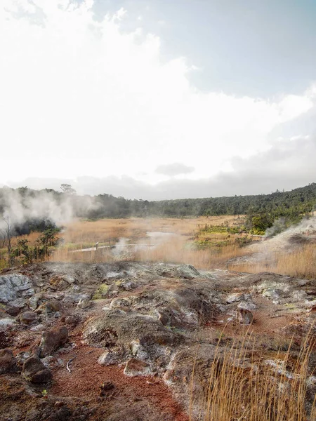 Steam nő kén a földön a vulkánok Nemzeti Park — Stock Fotó