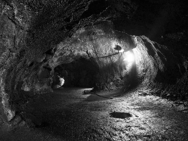 Svartvitt foto av naturlig Lava Tube på Volcanoes National Park i Hawaii — Stockfoto