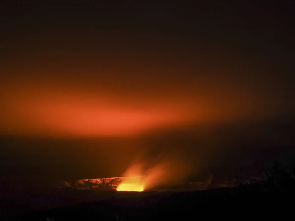 Cratera Vulcânica com Lava Brilhando no Parque Nacional dos Vulcões — Fotografia de Stock