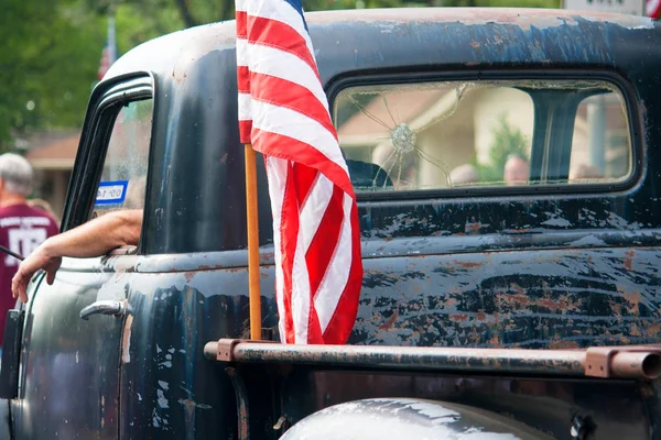 Drapeau américain sur camion vintage dans la parade du 4 juillet — Photo