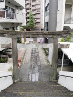 Şehir Merkezi Tokyo Japonya'da Şinto bir tapınak kapısında yakın