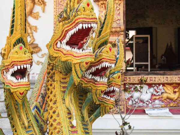 Escultura do dragão em um templo em Chiang Mai Tailândia — Fotografia de Stock