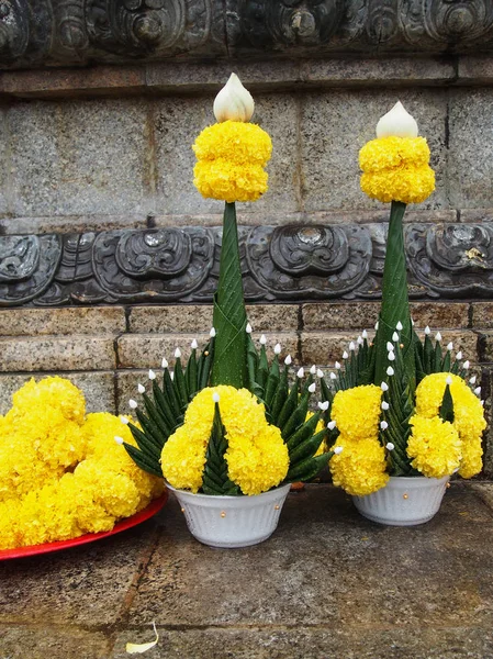 Ofertas de flores em Sukhothai Tailândia — Fotografia de Stock