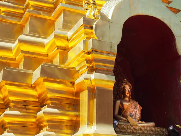 Estupa de ouro com estátua de Buda em Chiang Mai Tailândia — Fotografia de Stock