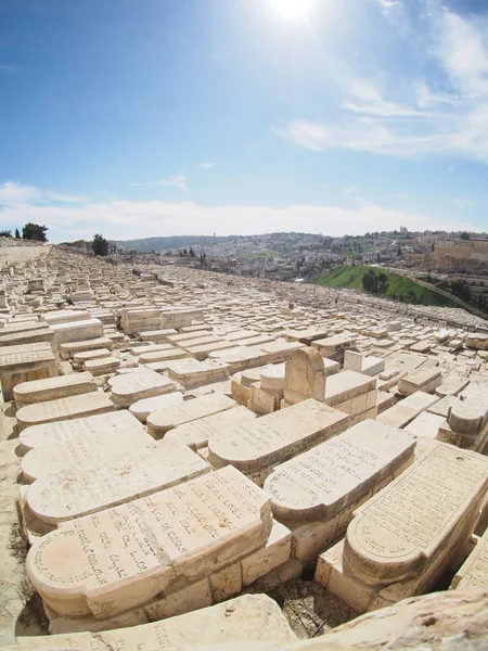 拥挤的犹太公墓，在以色列耶路撒冷橄榄山 — 图库照片