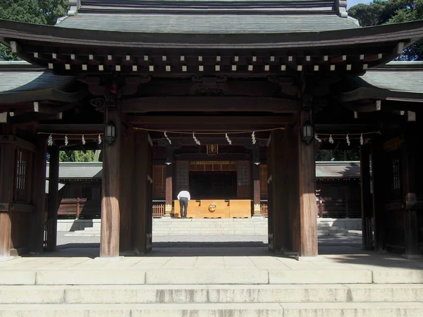 Mann verneigt sich vor Tempel in suginami, Tokio, Japan — Stockfoto