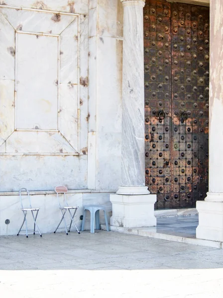 岩モスク Jerusa のドームへの銅ドア入り口の椅子 — ストック写真
