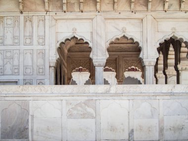 Hindistan'daki Agra Fort, mermer Archways oyulmuş