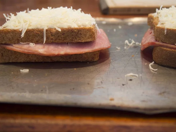 Jambon ve peynirli sandviç croque Monsieur Fransızca ızgara