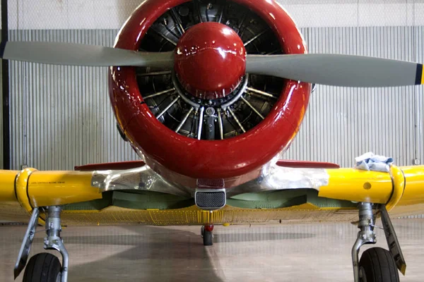 Vintage petit avion hélice rouge et jaune — Photo