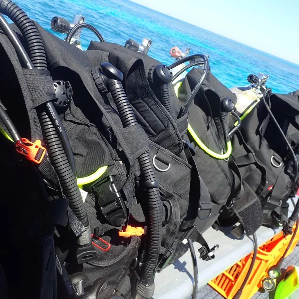 Attrezzatura subacquea preparata per una immersione su una barca — Foto Stock