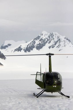 Buzul Alaska yeşil helikopter