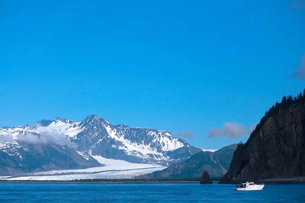 Bateau près du glacier Bear dans les fjords de Kenai Alaska — Photo