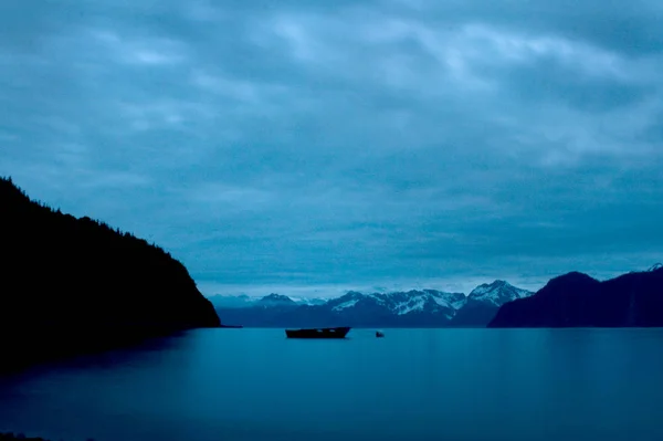 Boot drijvend op oceaan landschap met blauw middernacht Alaskan Ligh — Stockfoto