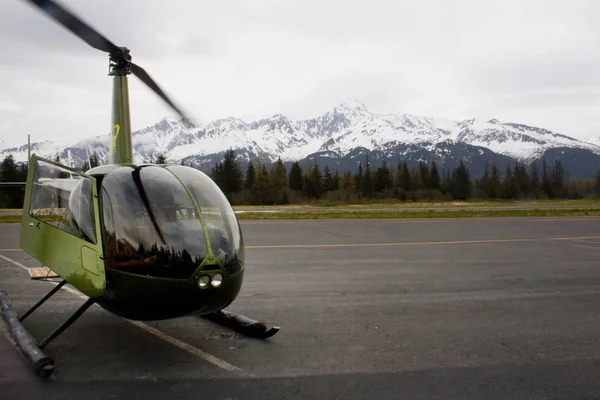 Hélicoptère vert sur piste à Seward Alaska — Photo
