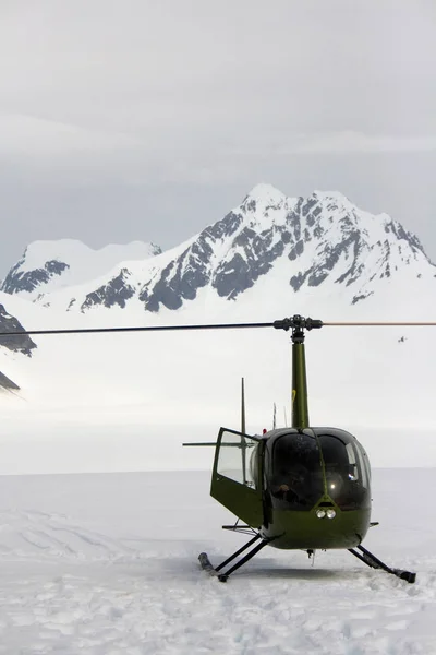 Hélicoptère vert sur le glacier Alaska — Photo