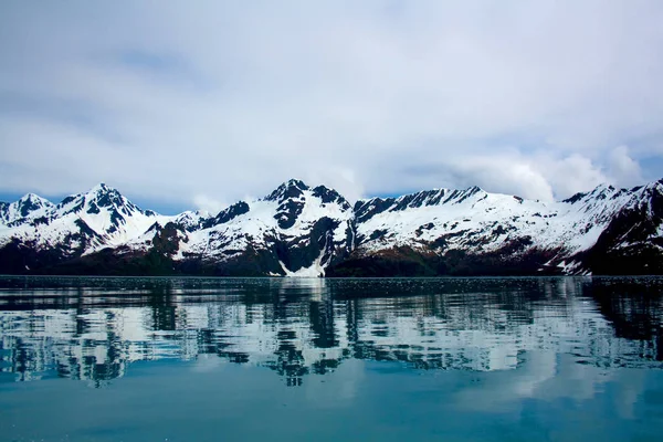 Montanhas que refletem na água Seward Alaska — Fotografia de Stock