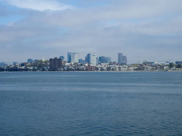 Vista do centro de Boston Skyline em Boston Harbor — Fotografia de Stock