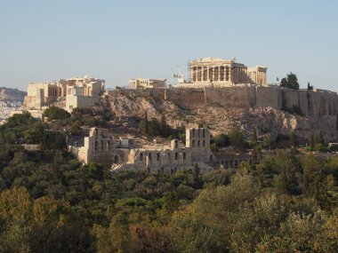 Yunanistan 'ın Atina kentinde Partenon ile Akropolis Tepesi manzarası. 