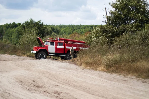 Caminhão em incêndio florestal — Fotografia de Stock