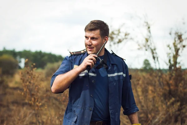Strażak przy użyciu walkie talkie — Zdjęcie stockowe