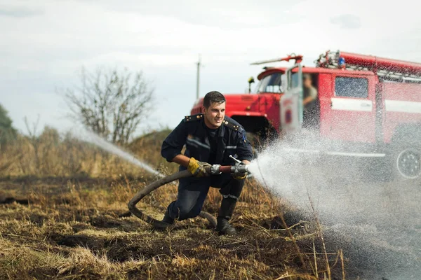Firefighter extinguishing  the fire. — Stock Photo, Image