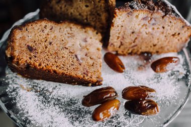 Tarihleri ile çikolatalı kek