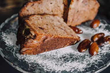 Tarihleri ile çikolatalı kek