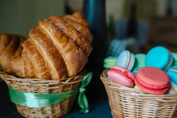 Fransızca macaroons ve kruvasan — Stok fotoğraf