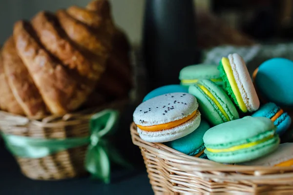 Fransızca macaroons ve kruvasan — Stok fotoğraf