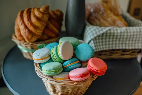 Fransızca macaroons ve kruvasan — Stok fotoğraf