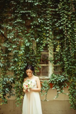 Genç gelin buketi ile