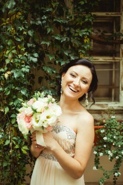 Genç gelin buketi ile