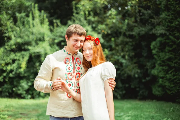 Hermosa pareja de pie al aire libre — Foto de Stock