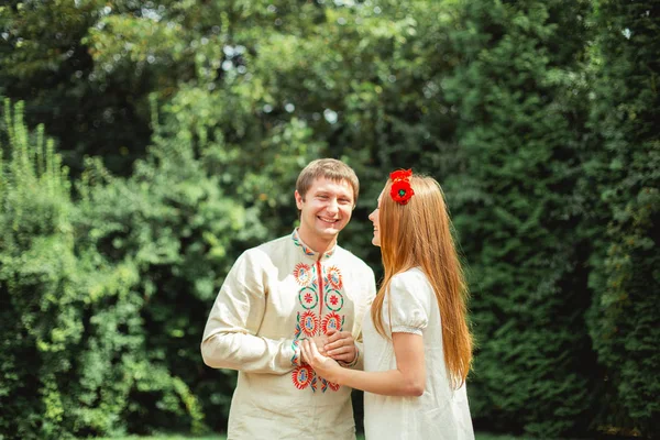 Hermosa pareja de pie al aire libre —  Fotos de Stock