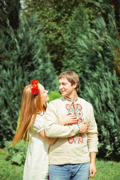 Пара на свадьбе в украинском стиле — стоковое фото