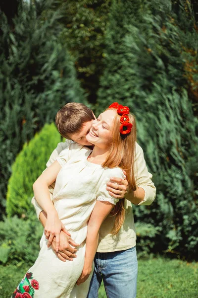 Casal em casamento em estilo ucraniano — Fotografia de Stock