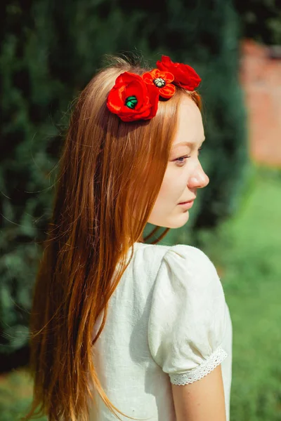 Ung kvinna med krans på huvudet — Stockfoto
