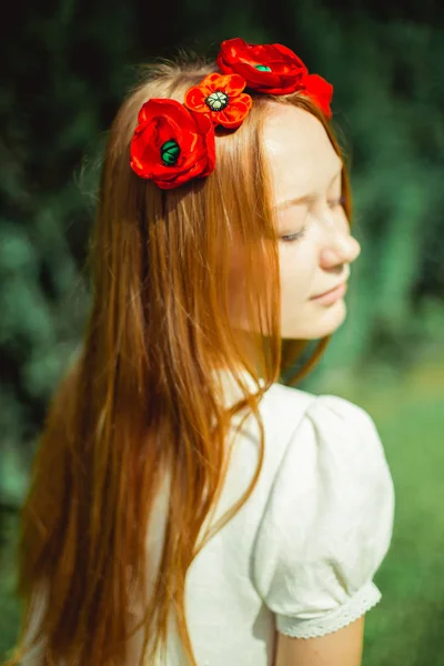 Jeune femme avec une couronne sur la tête — Photo