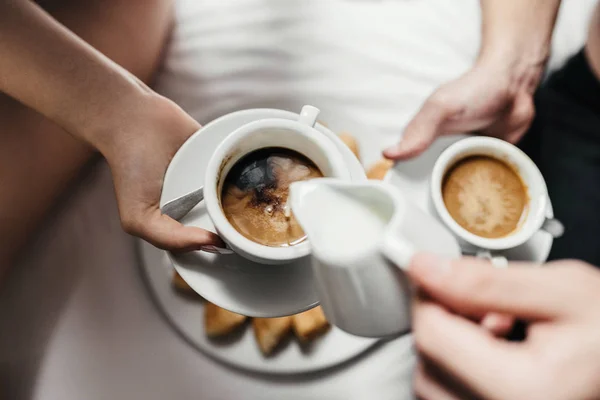 Schönes Paar frühstückt — Stockfoto