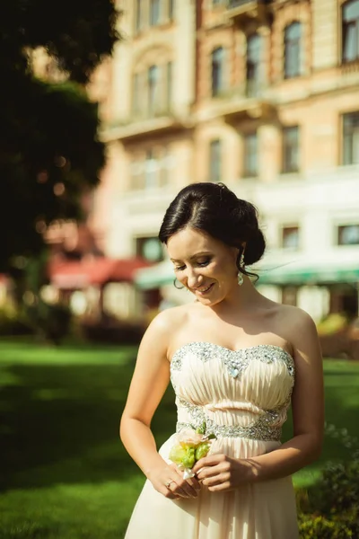 Junge Braut mit Strauß — Stockfoto