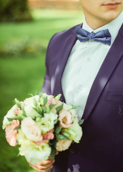 Elegantní ženich v obleku — Stock fotografie