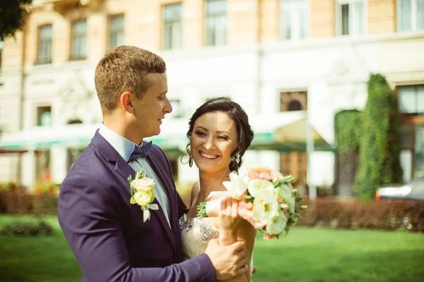 Giovane sposa e sposo — Foto Stock