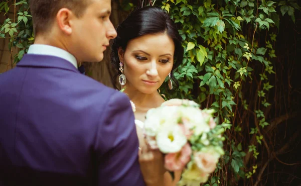 年轻夫妇与花束 — 图库照片