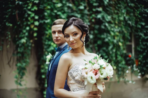 Jeune couple avec bouquet — Photo