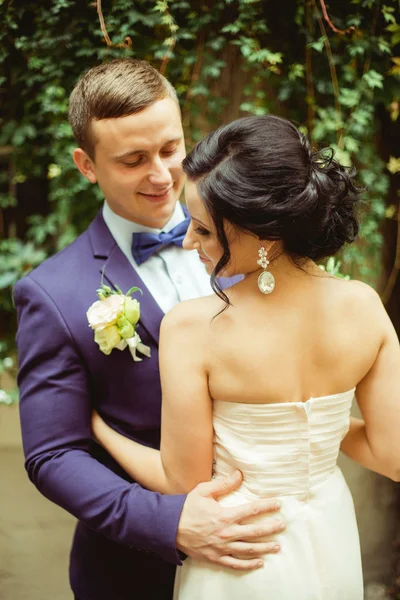 Casal jovem com buquê — Fotografia de Stock