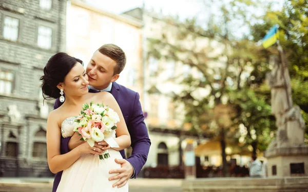 Giovane sposa e sposo — Foto Stock