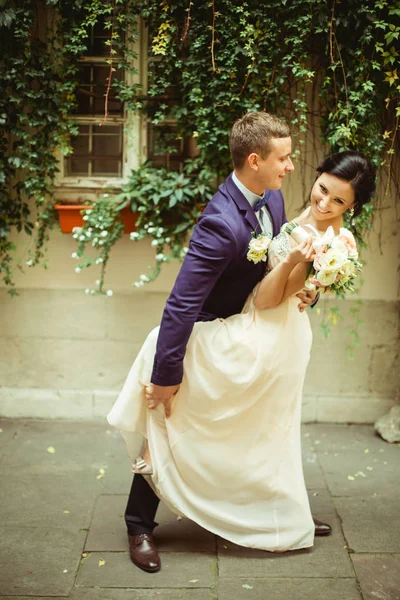 Mladá nevěsta a ženich — Stock fotografie