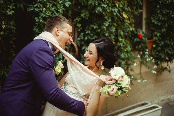 Young bride and groom — Stock Photo, Image