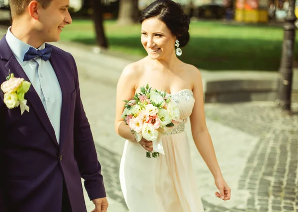 Casal no dia do casamento feliz — Fotografia de Stock